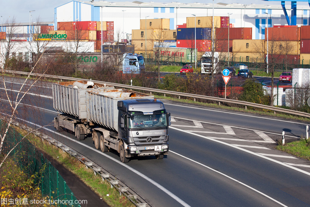 公路上的钢铁动脉——运输卡车在货物运输中的关键角色